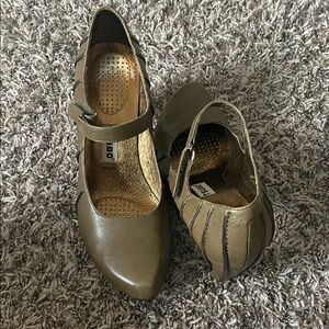 Tsubo Olive Green Heels